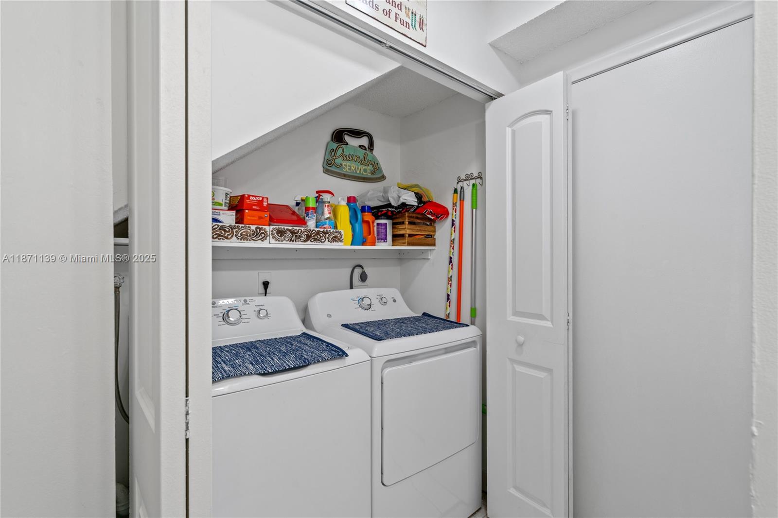 KENDALL LKS E LAKEVIEW TH - Residential