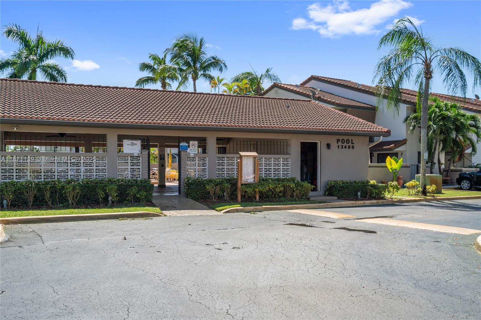 KENDALL LKS E LAKEVIEW TH - Residential