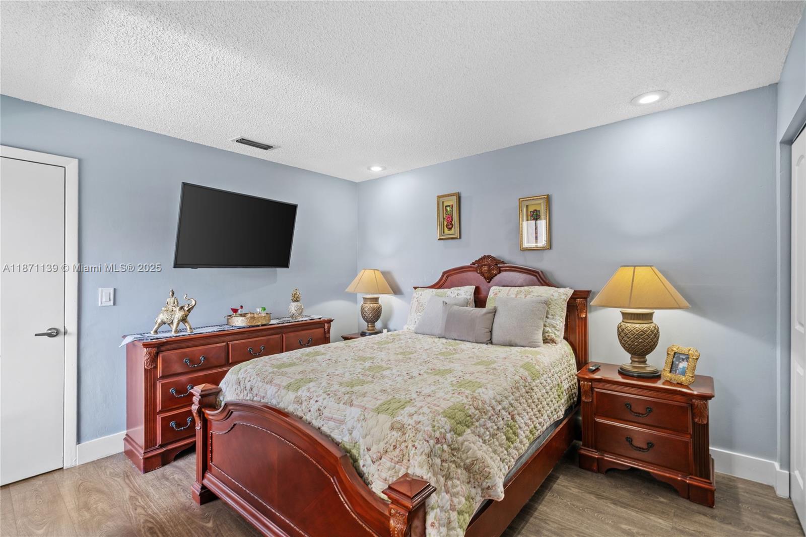 KENDALL LKS E LAKEVIEW TH - Residential