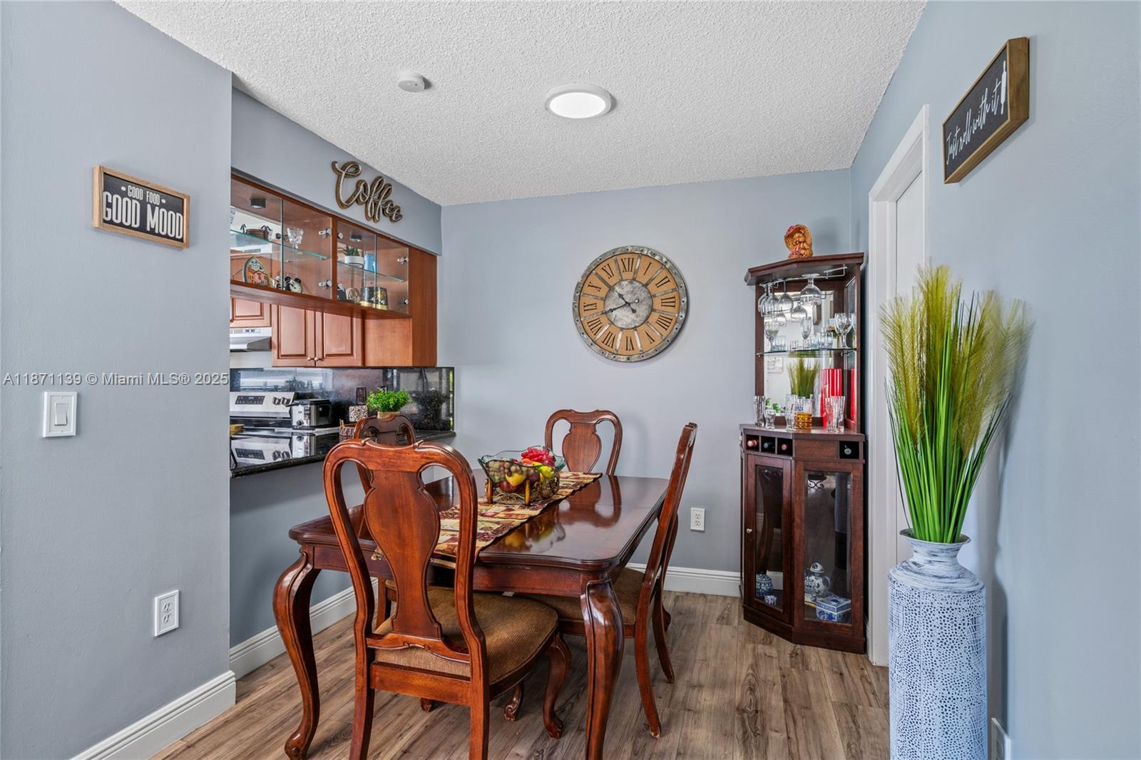 KENDALL LKS E LAKEVIEW TH - Residential