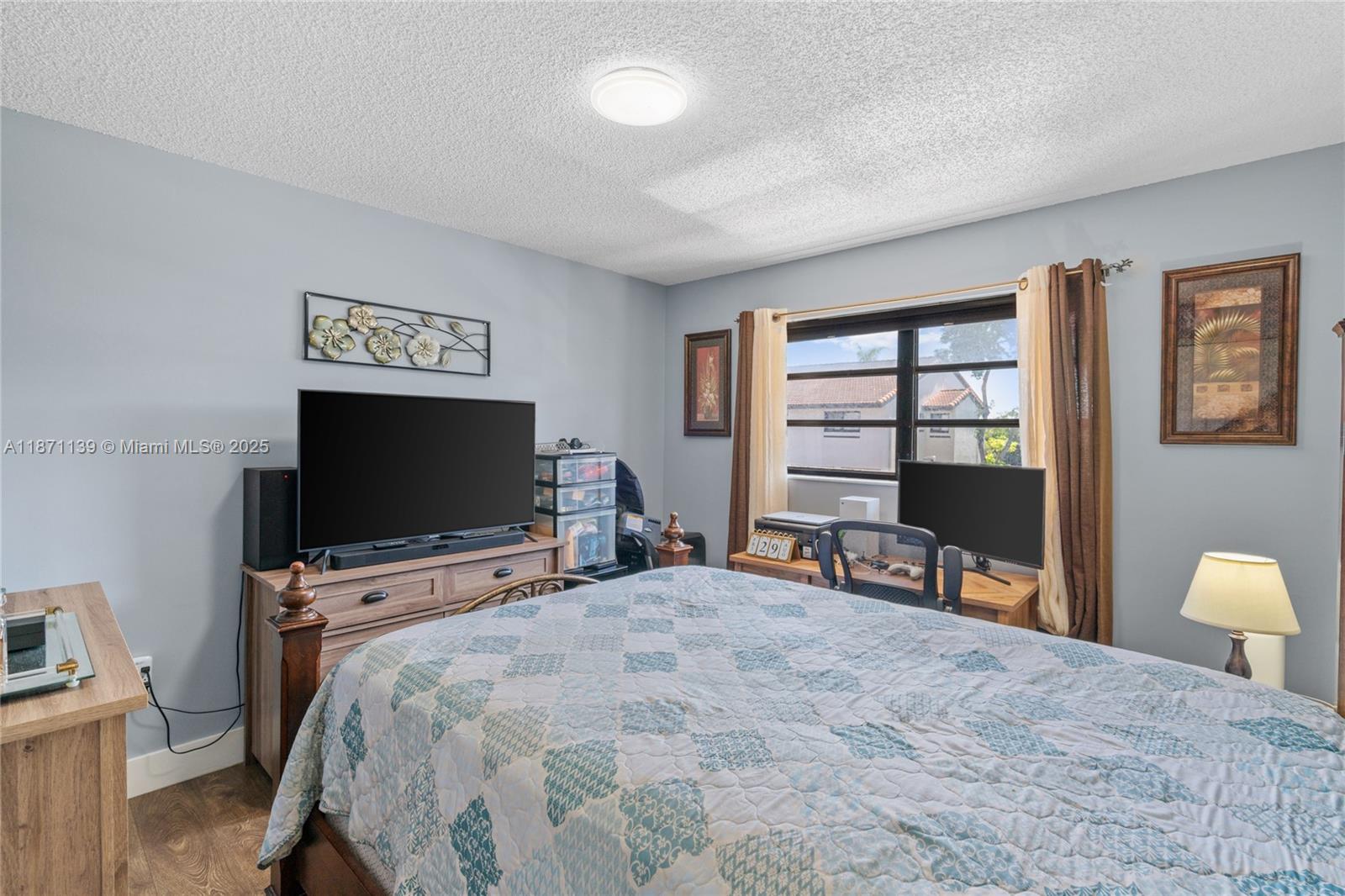 KENDALL LKS E LAKEVIEW TH - Residential