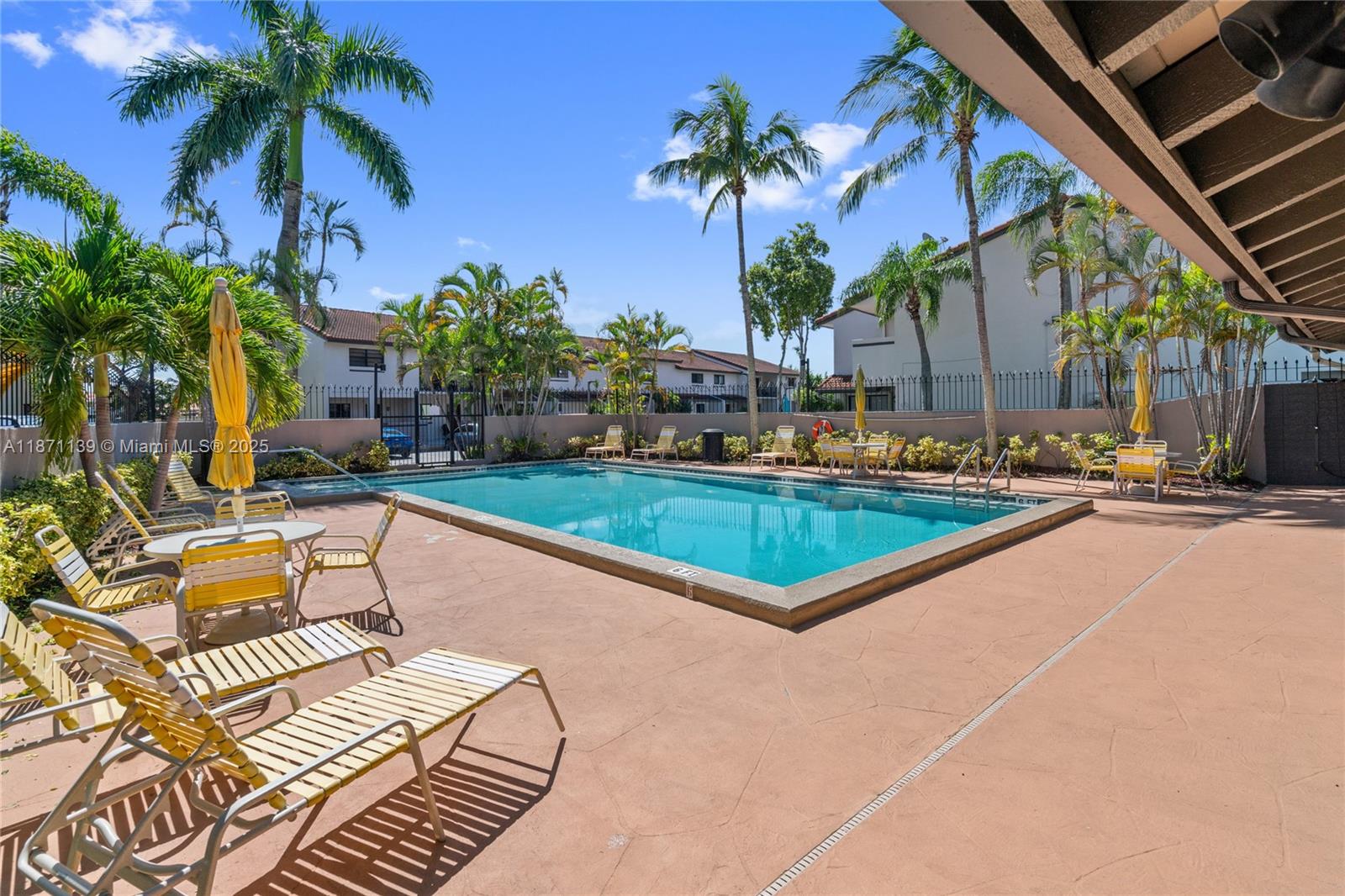 KENDALL LKS E LAKEVIEW TH - Residential