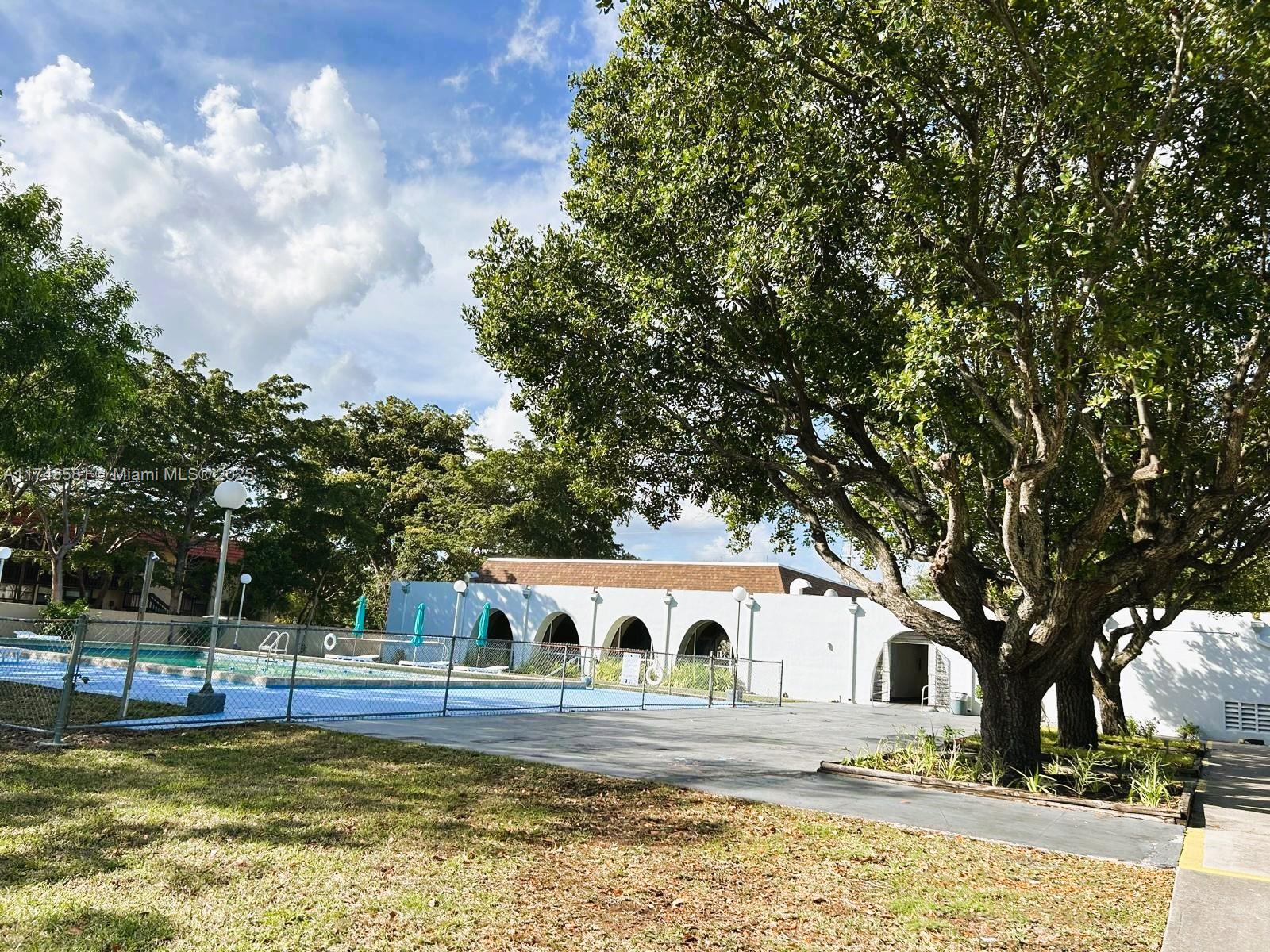 LAKE PARK CONDO NO 1 - BL - Residential