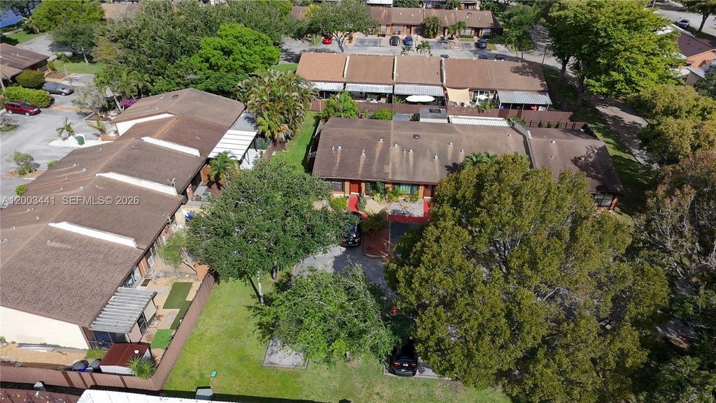 Photo of 10331 Holly Ct, Pembroke Pines, FL 33026 (MLS # A12003441)