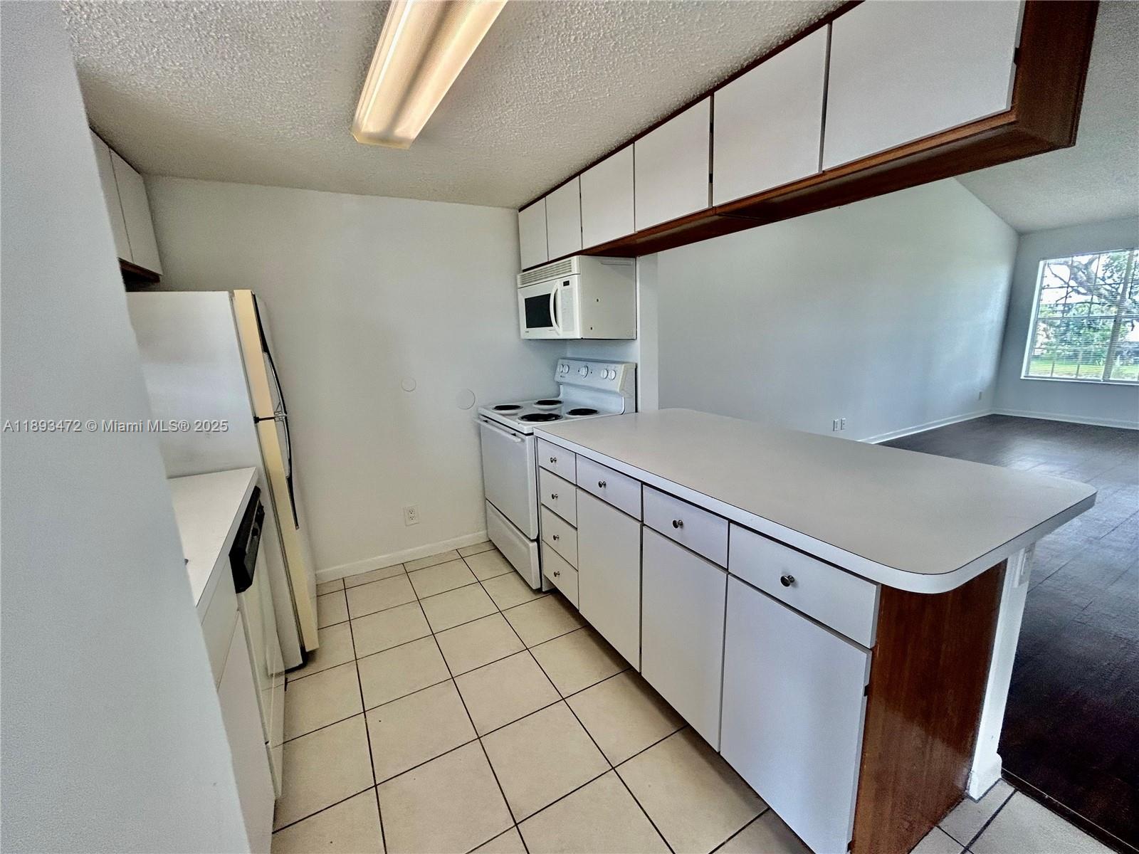 RENT THIS UNIQUE CENTRAL BOCA PEACEFUL 1/1 APARTMENT WITH VAULTED CEILING, BALCONY & STORAGE! UPSCALE ADDISON POINTE COMMUNITY WITH GREAT CLUBHOUSE, POOL, SPA, FITNESS CENTER, LIGHTED TENNIS COURT! LESS THAN 10 MIN. TO BOCA RATON TOWN CENTER, MIZNER PARK & THE BEACH. 1 ASSIGNED PARKING SPACE. GREAT SCHOOL DISTRICT AND CLOSE TO FLORIDA ATLANTIC UNIVERSITY.