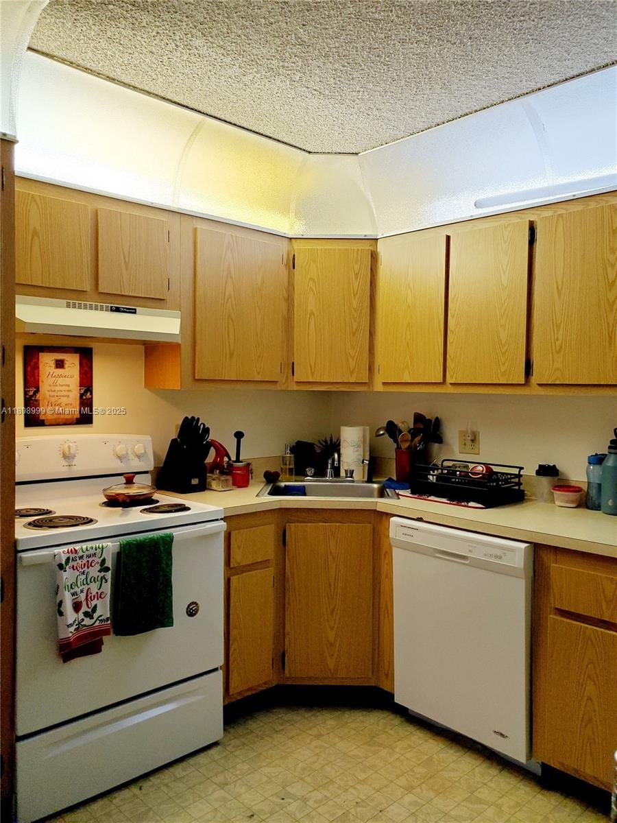 CHARTER CLUB OF PALM BEAC - Residential Lease