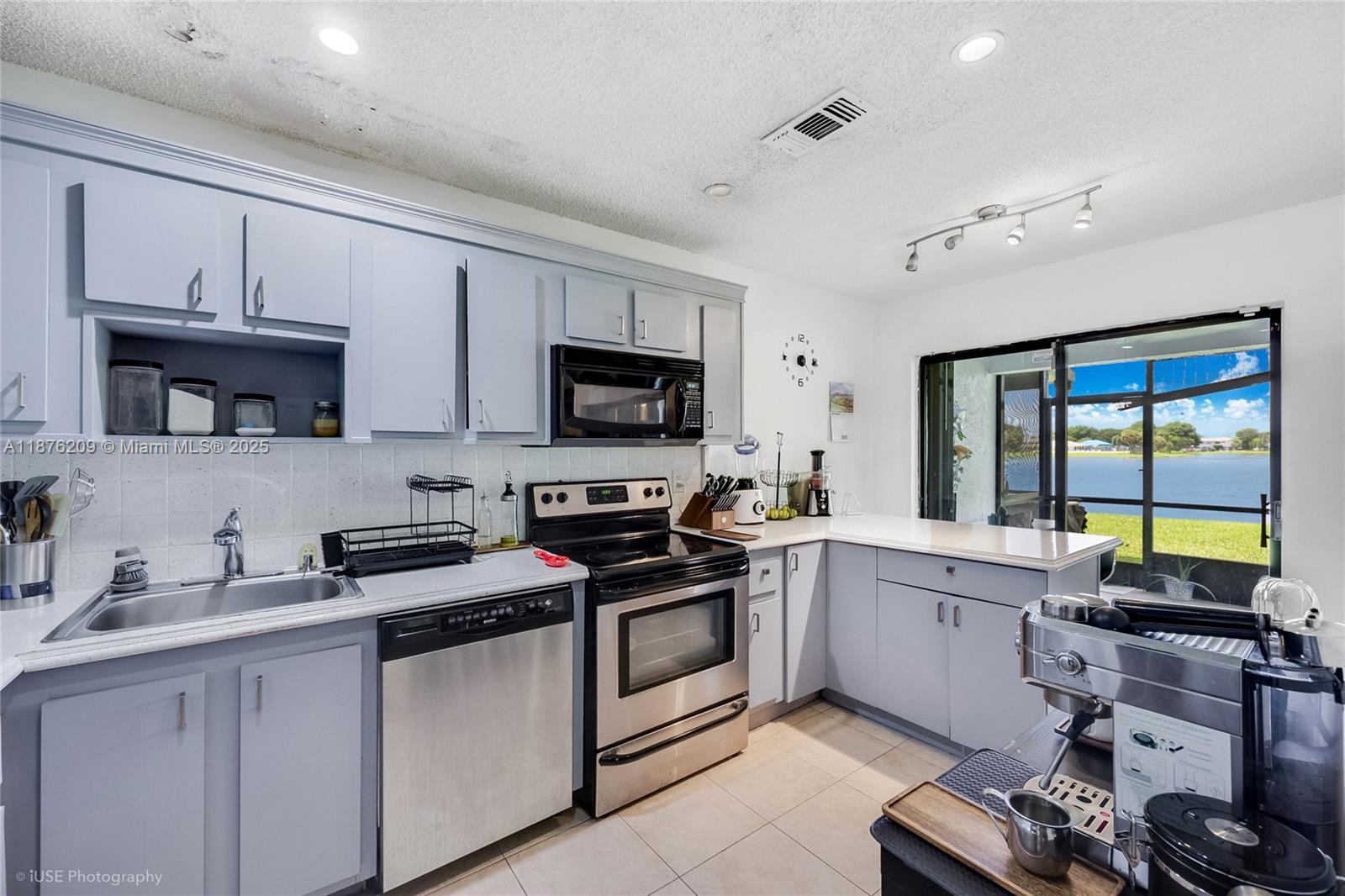 PEMBROKE POINTE SECTION T - Residential