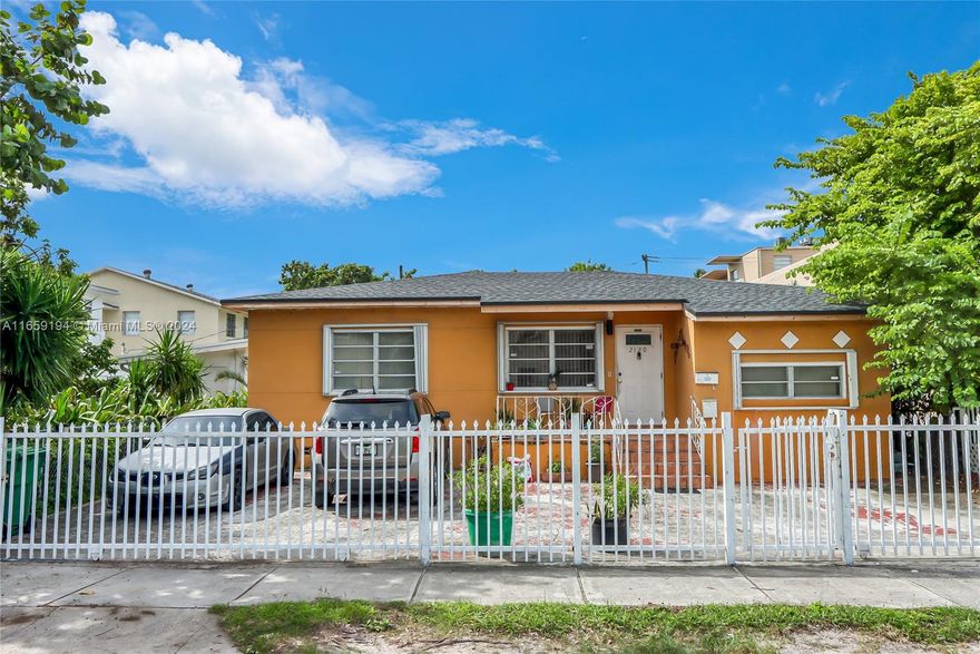 Income-Generating Legal Duplex with Fourplex Potential – Potencial Annual Net Income of $73,000!
Key Highlights:
Legal duplex functioning as a fourplex. Divided into a 2/1 and a 1/1 and a 3/1 and space to make another bathroom and a studio. Owner occupies 2 units but the potential is to rent the four units and get a net income of 73k. 
Strong rental income with potential for growth
Annual net income projected at $73,000
Well-maintained units with dependable tenants
Washer and dryer and parking space inside the property and potential to put more coin washers and dryers