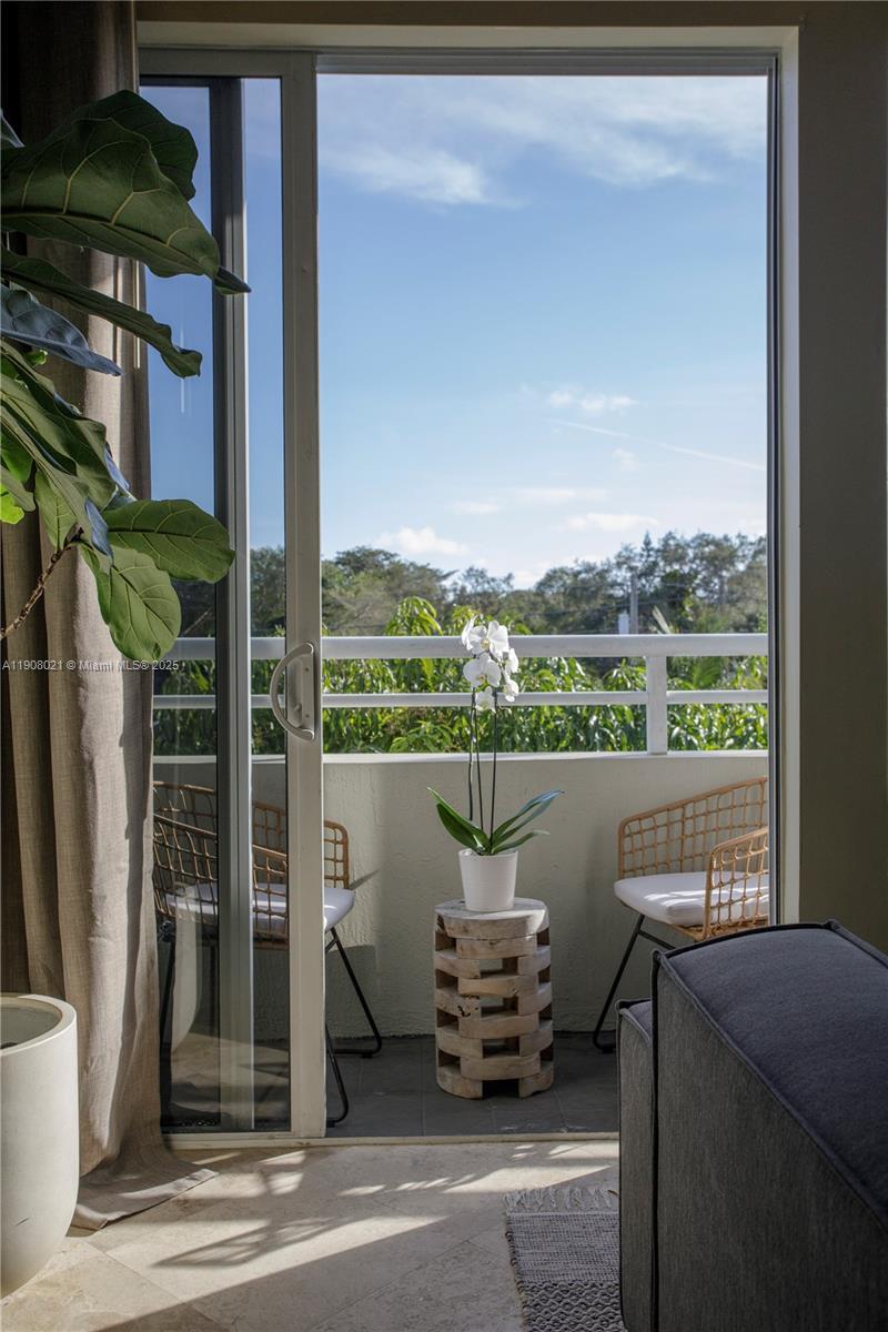 COCOSTYLE @ 3250 GRAND AV - Residential