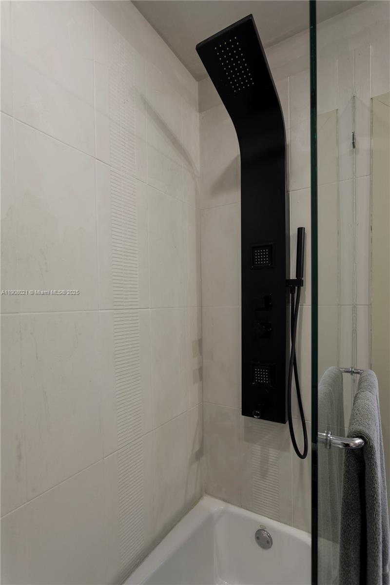 COCOSTYLE @ 3250 GRAND AV - Residential