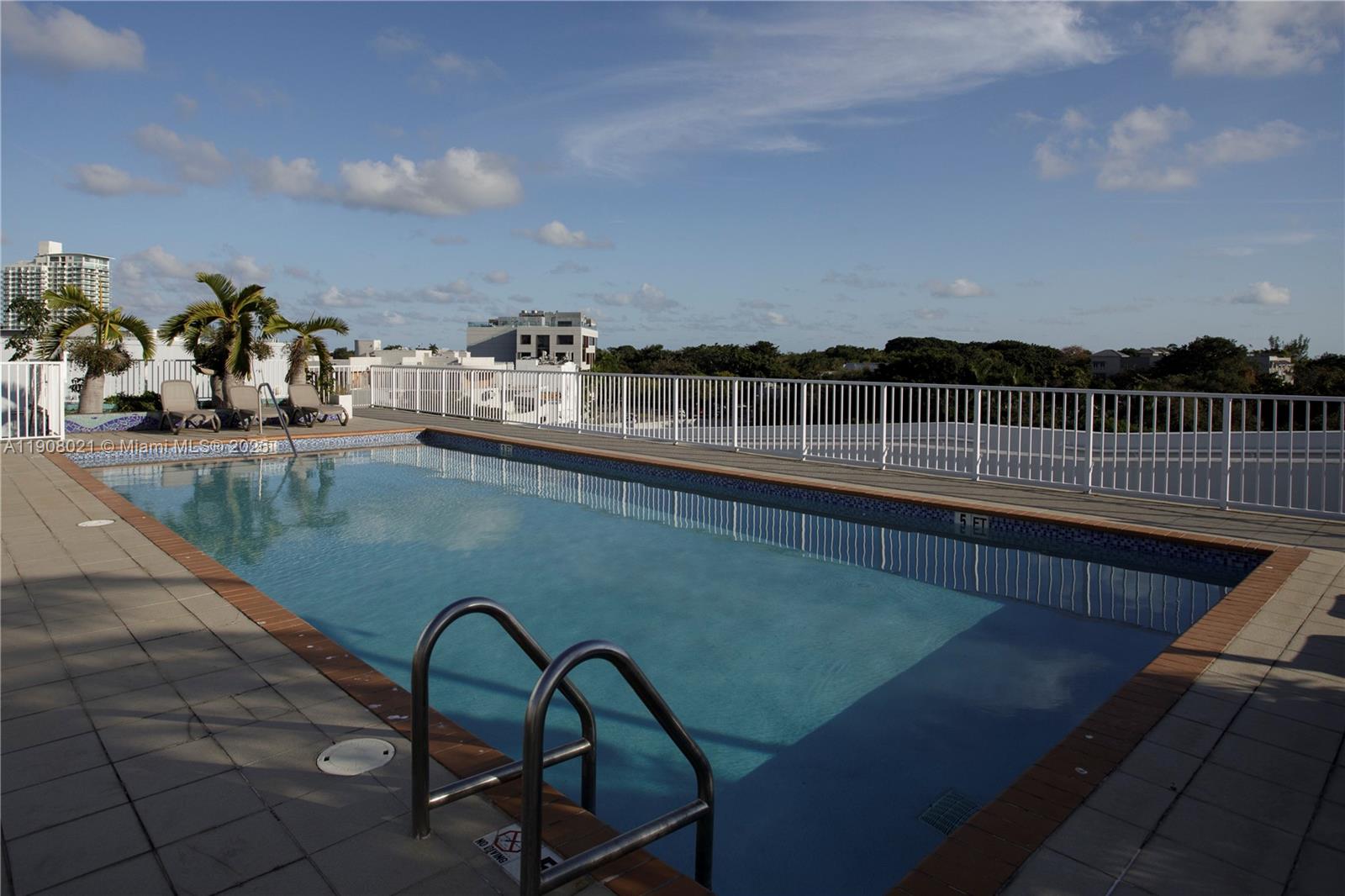 COCOSTYLE @ 3250 GRAND AV - Residential