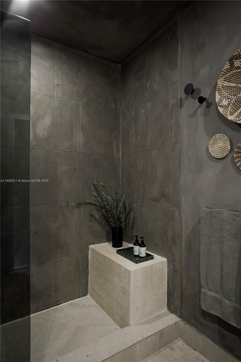 COCOSTYLE @ 3250 GRAND AV - Residential