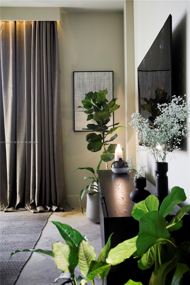 COCOSTYLE @ 3250 GRAND AV - Residential