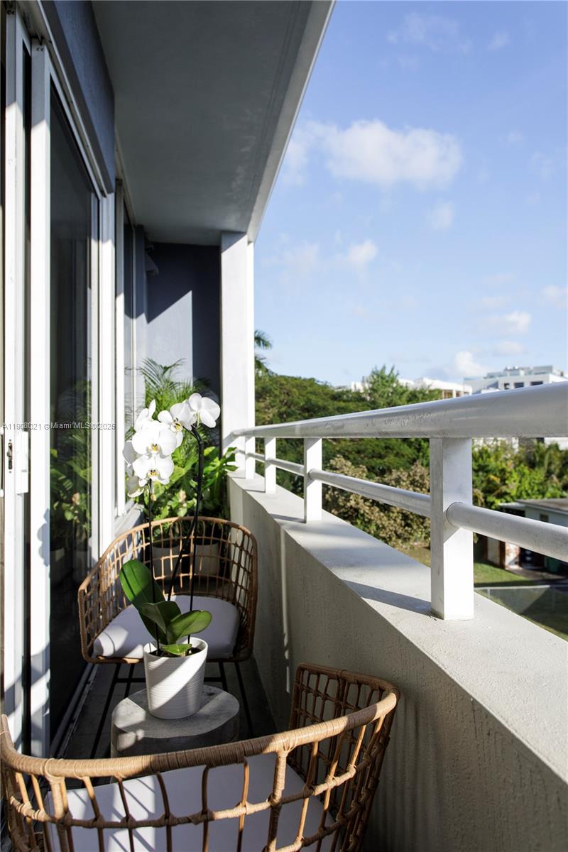 COCOSTYLE @ 3250 GRAND AV - Residential