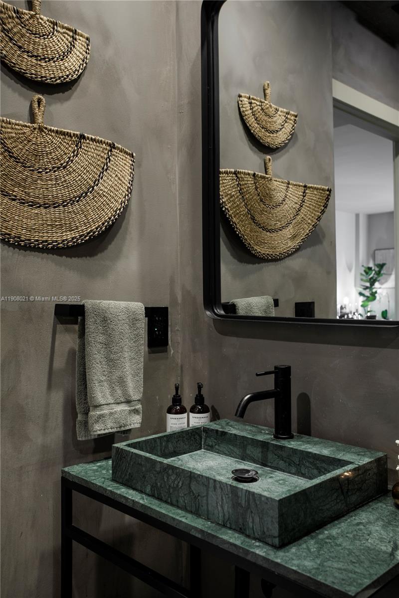 COCOSTYLE @ 3250 GRAND AV - Residential