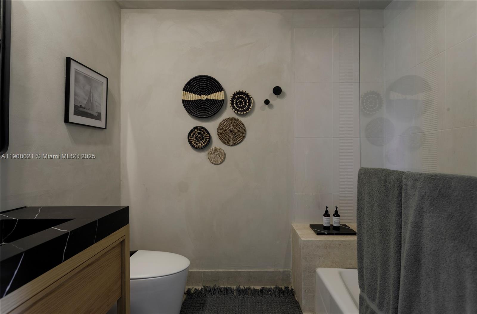 COCOSTYLE @ 3250 GRAND AV - Residential