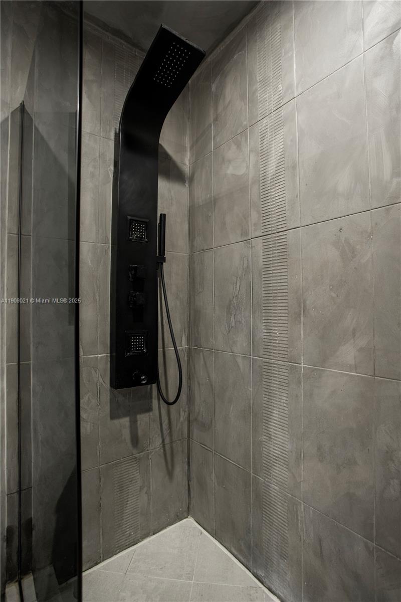 COCOSTYLE @ 3250 GRAND AV - Residential