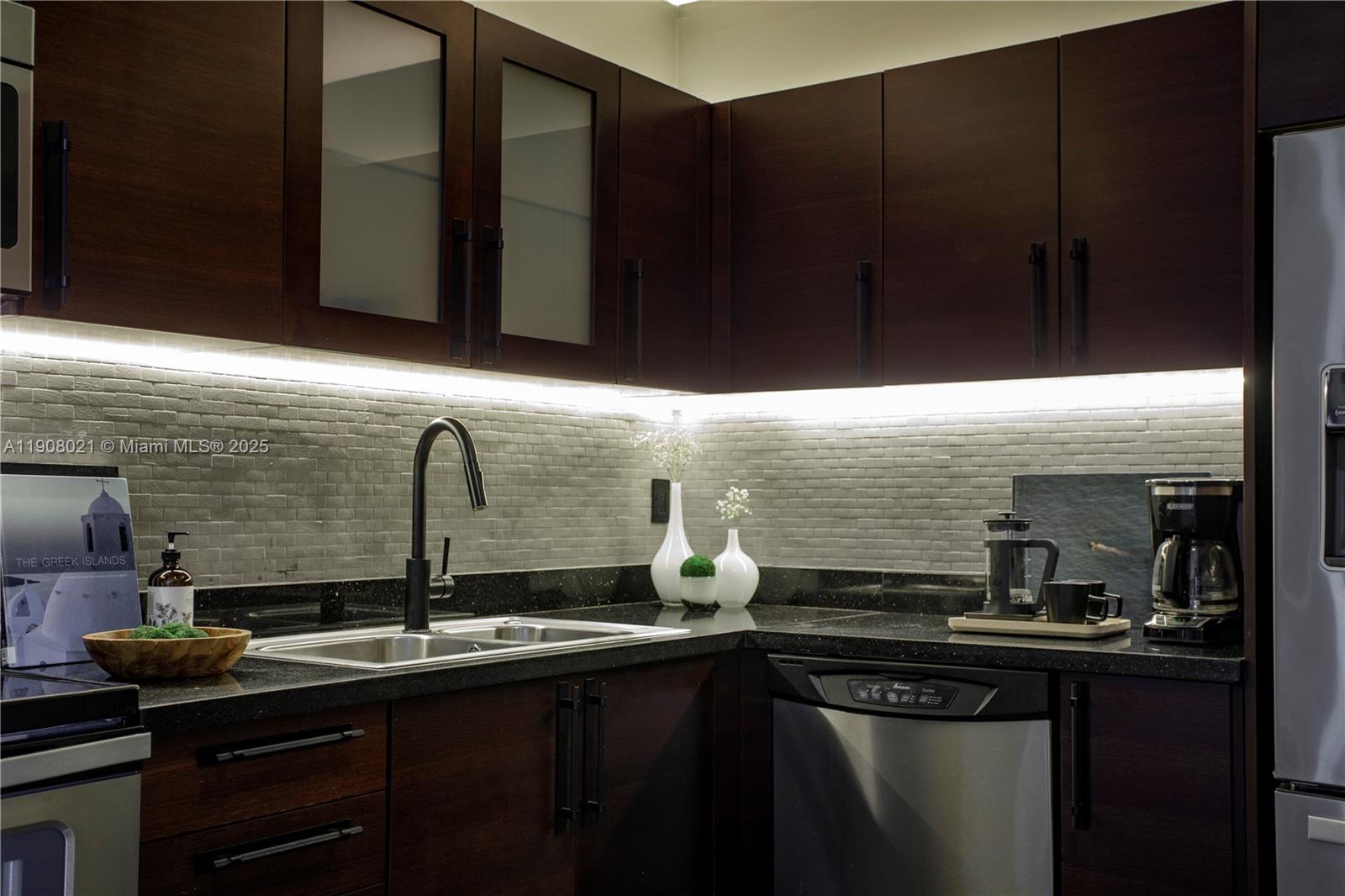 COCOSTYLE @ 3250 GRAND AV - Residential