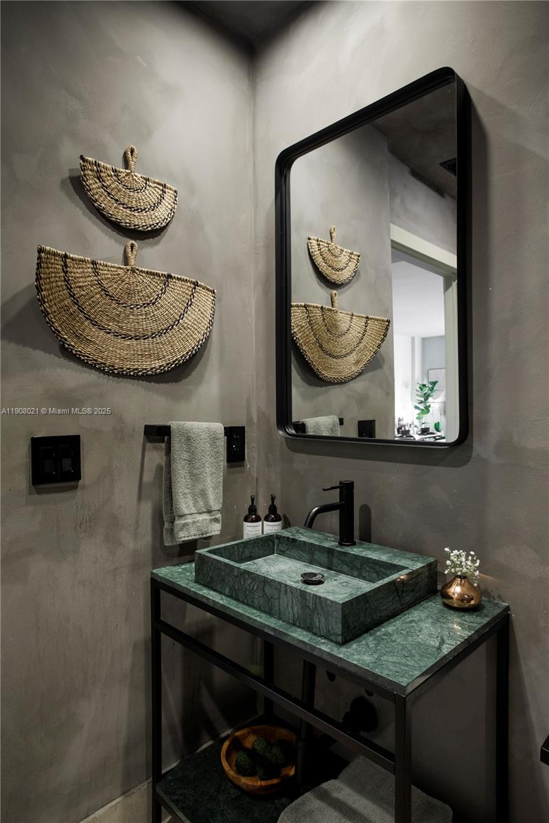 COCOSTYLE @ 3250 GRAND AV - Residential