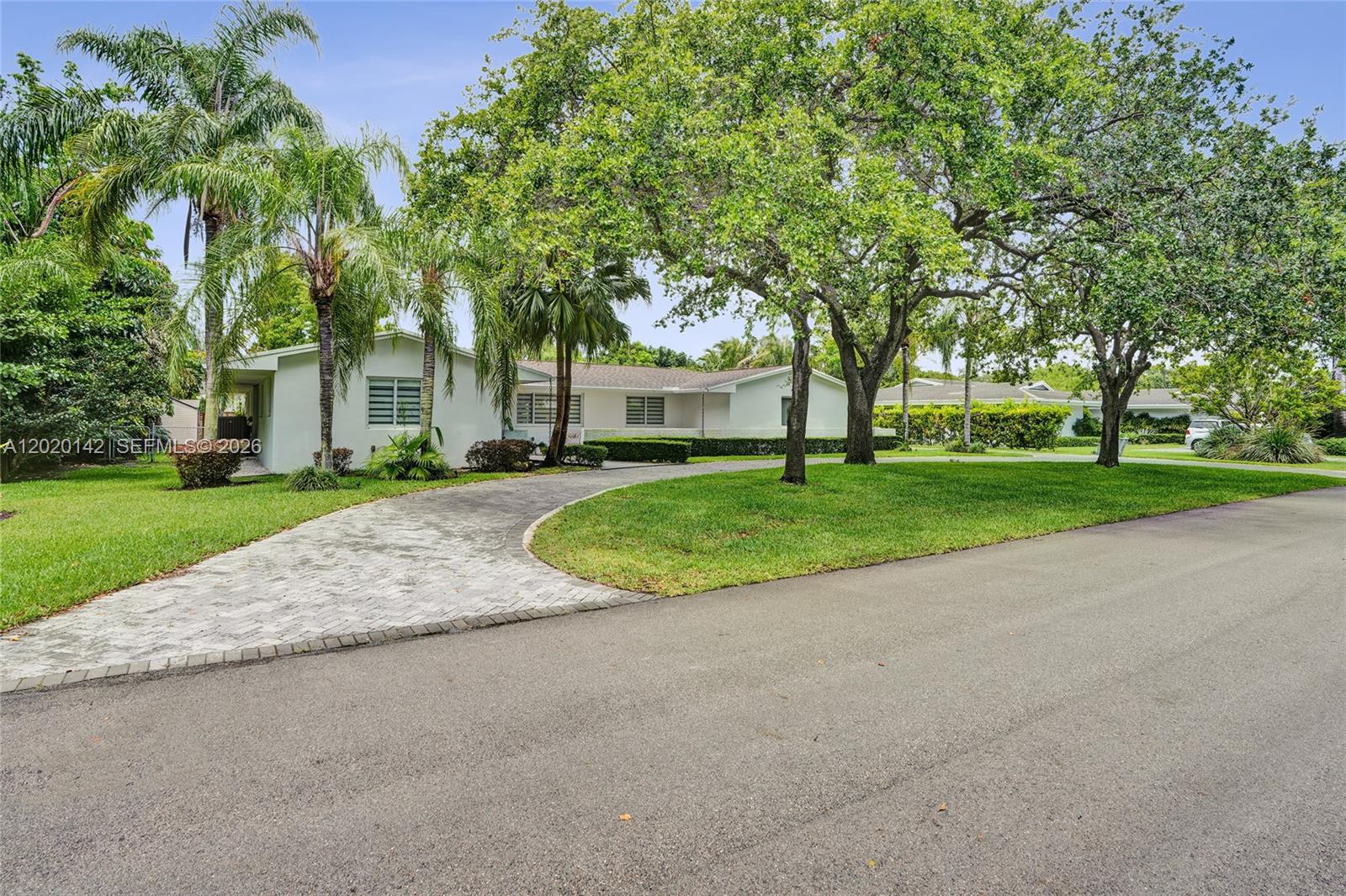 13820 SW 73rd Ave, Palmetto Bay, FL, 33158/$1,890,000 3 13820 SW 73rd Ave