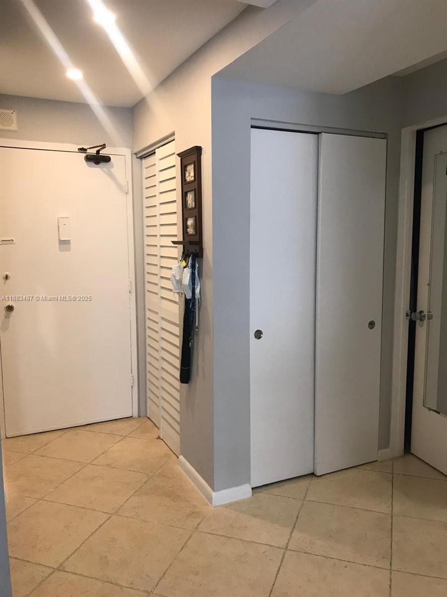 THE PRESIDENTIAL CONDO - Residential Lease