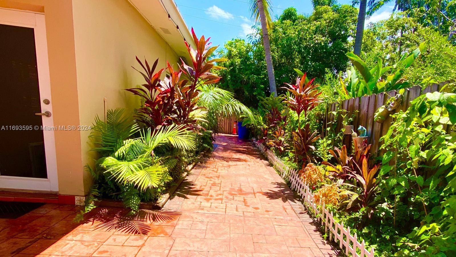 HOLLYWOOD LAKES SECTION - Residential Lease