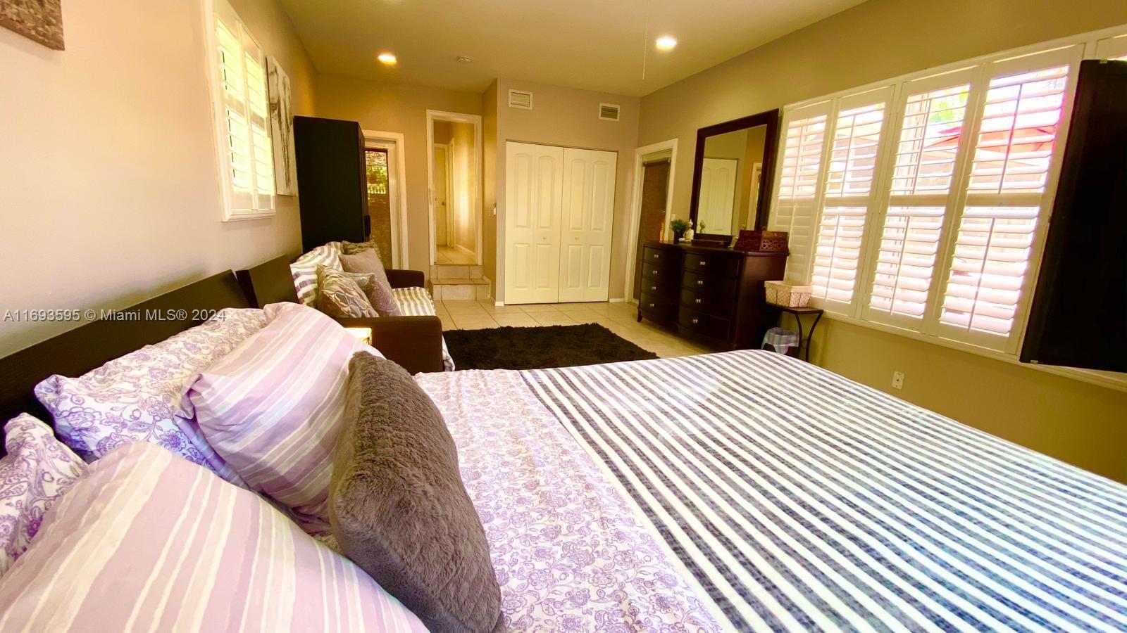 HOLLYWOOD LAKES SECTION - Residential Lease