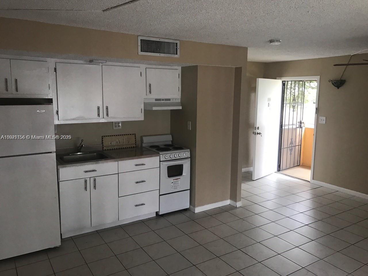 HAMPTON COURT CONDO - Residential Lease