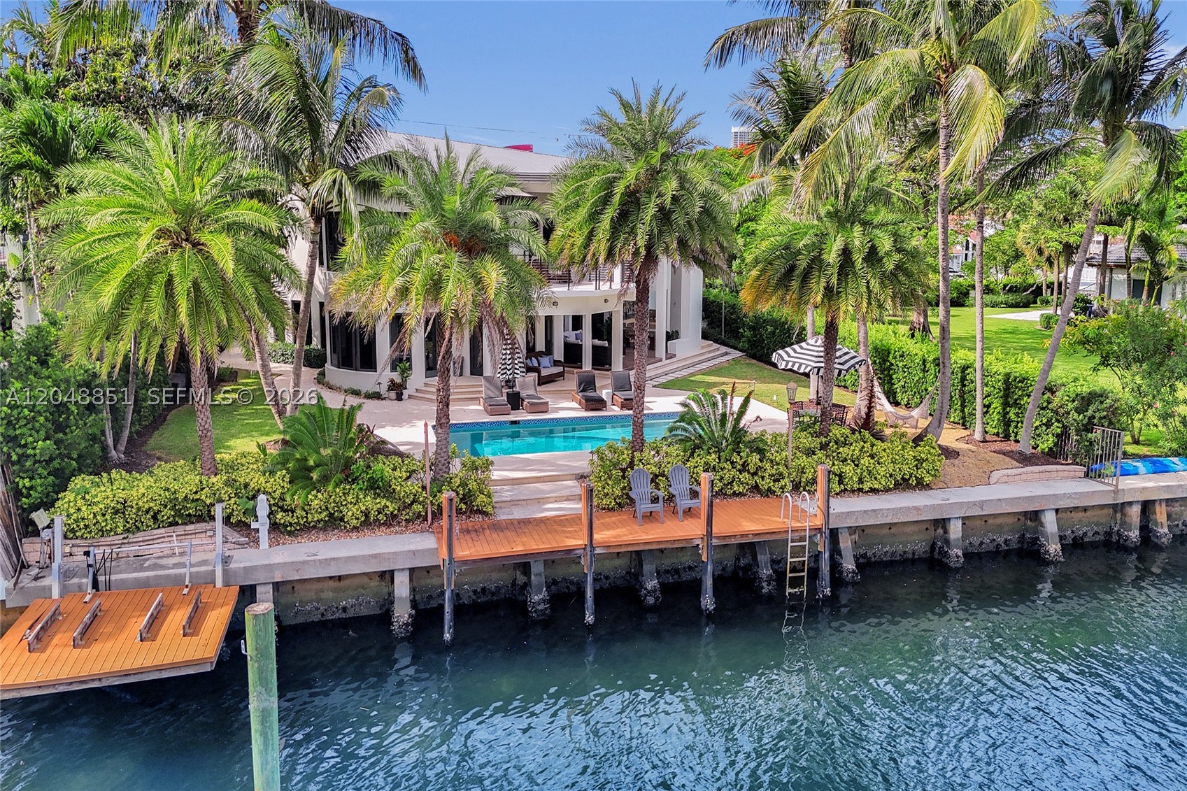 113 Holiday Dr - Image 1