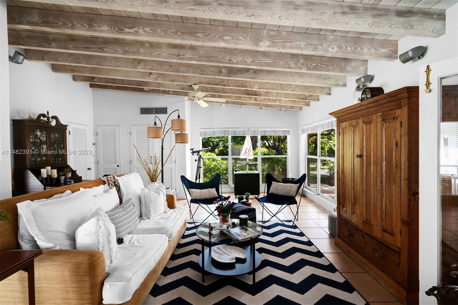 TOWN & RANCH ESTS - Residential