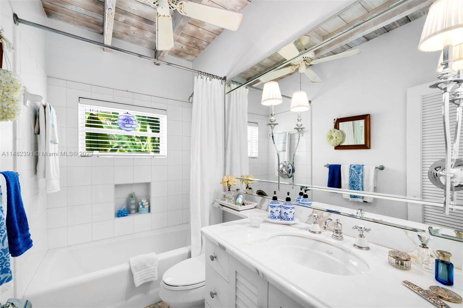 TOWN & RANCH ESTS - Residential