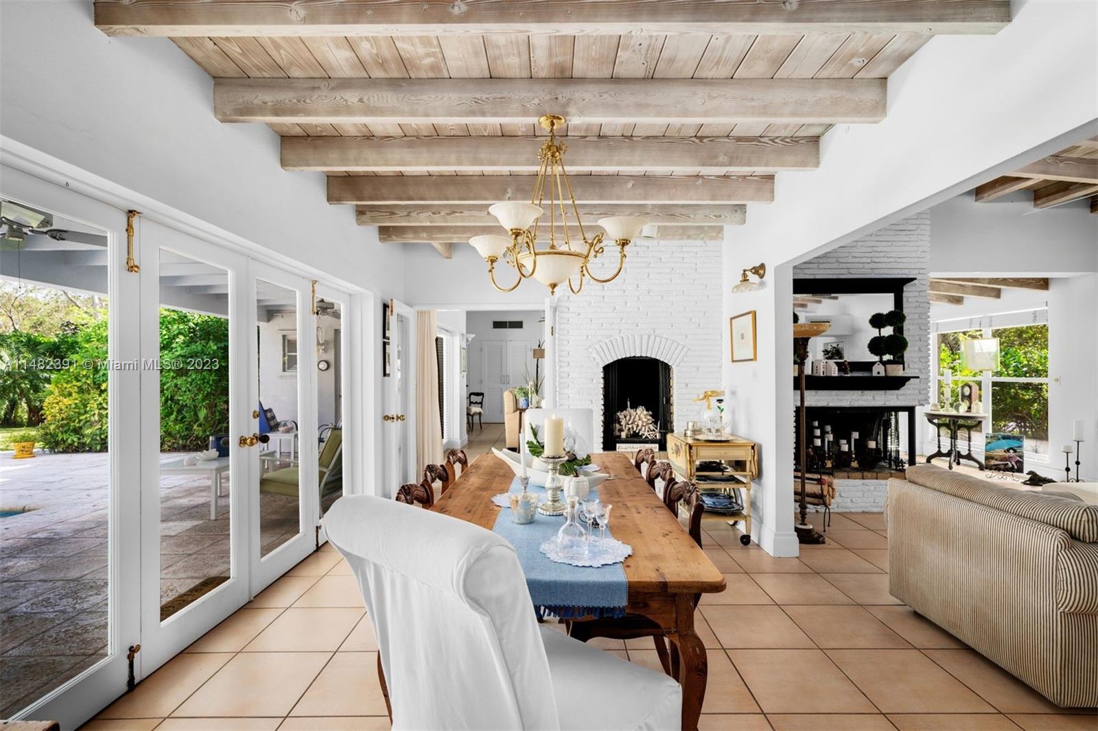 TOWN & RANCH ESTS - Residential