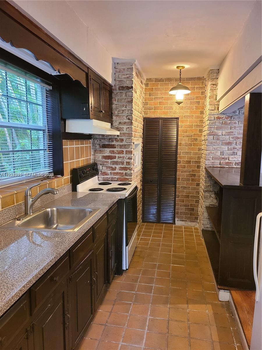 CORAL GABLES SEC E - Residential Lease