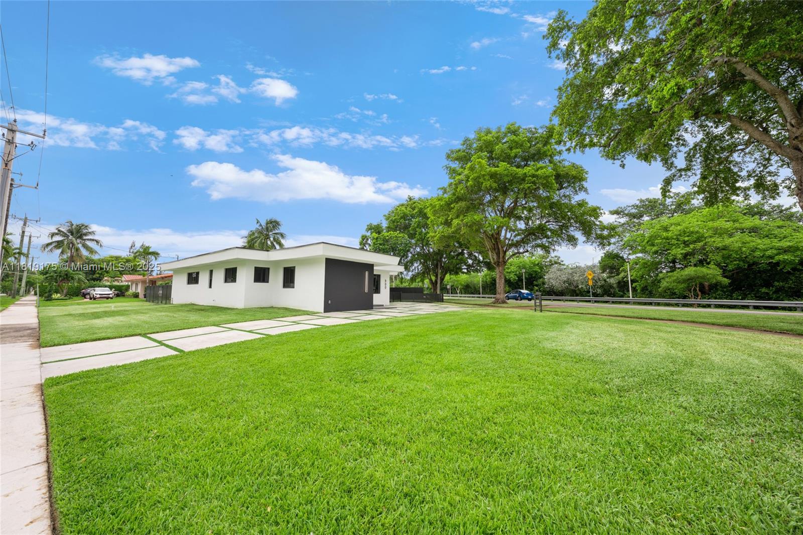 900 N Royal Poinciana Blvd
