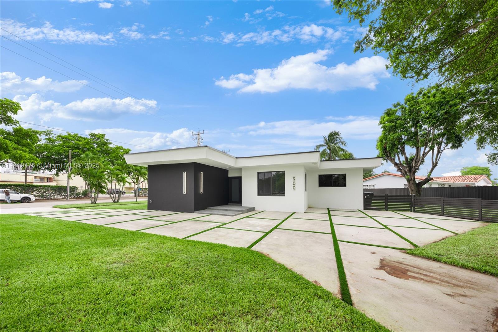 900 N Royal Poinciana Blvd