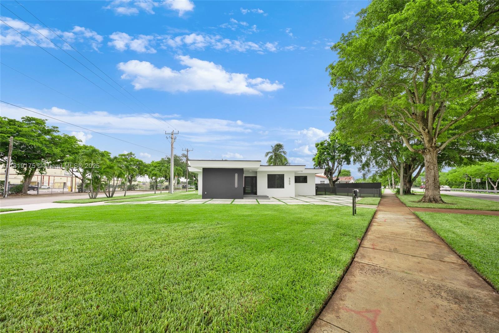 900 N Royal Poinciana Blvd