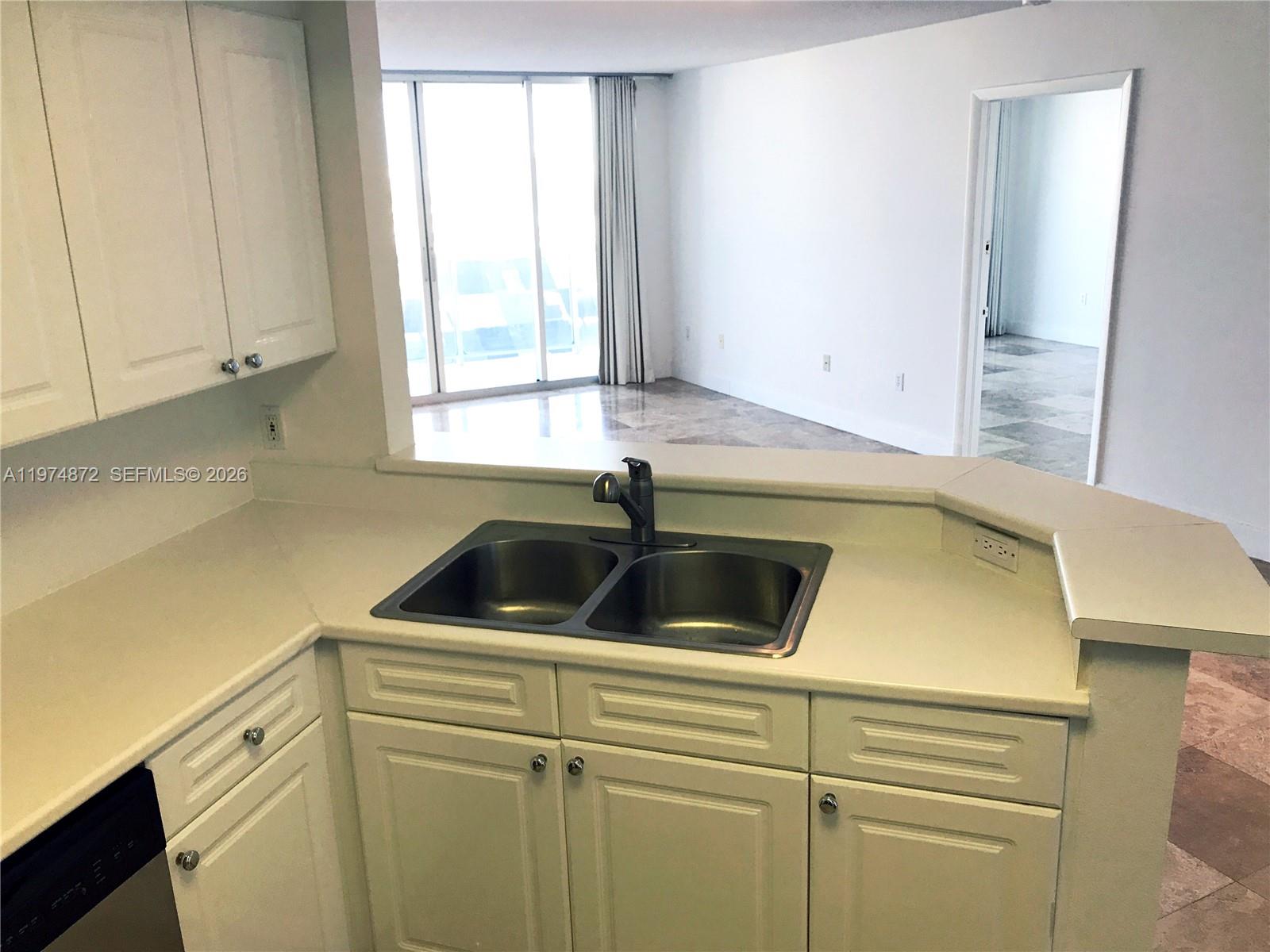 1800 SUNSET HARBOUR DR 811