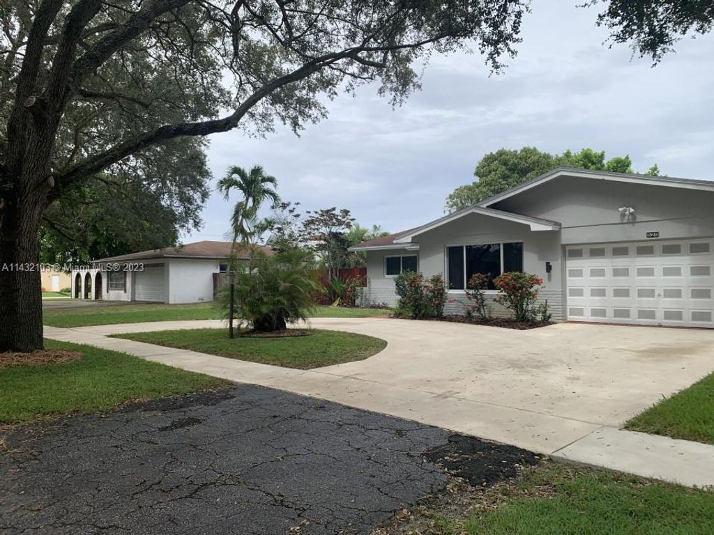 Photo of 520 NW 46th Ave, Plantation, FL 33317 (MLS # A11432103)