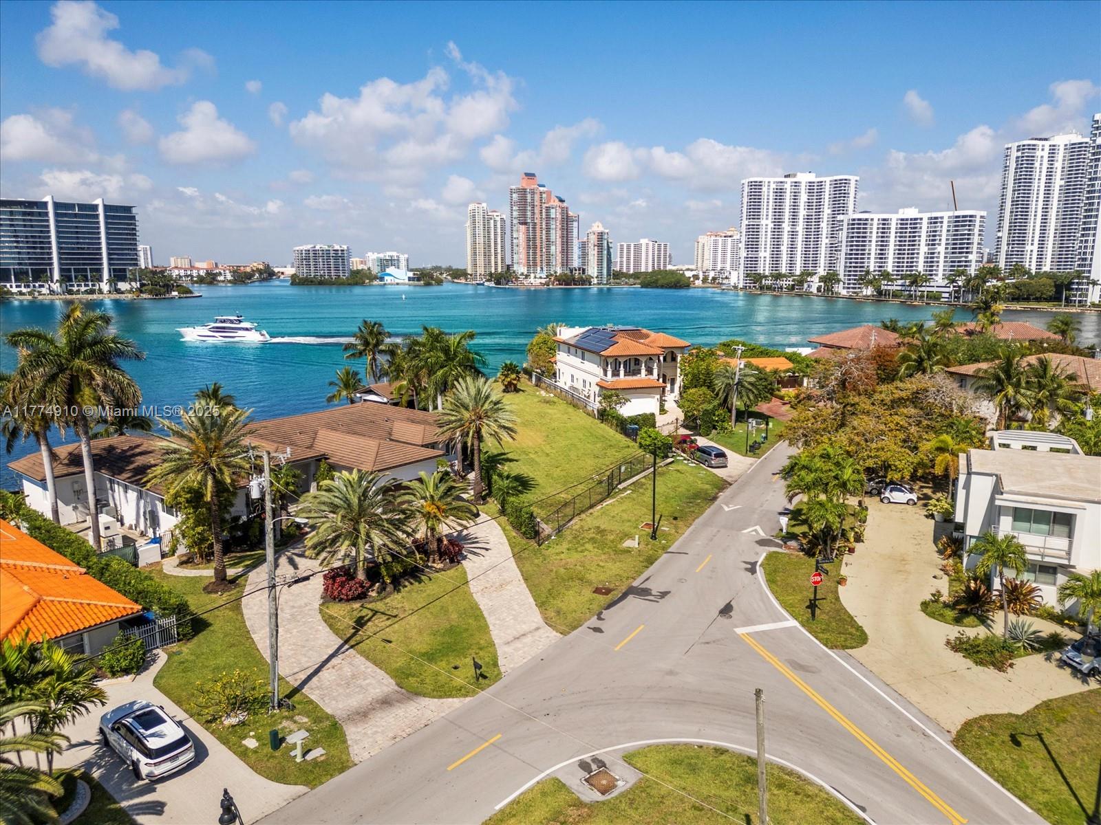 GOLDEN SHORES - Land