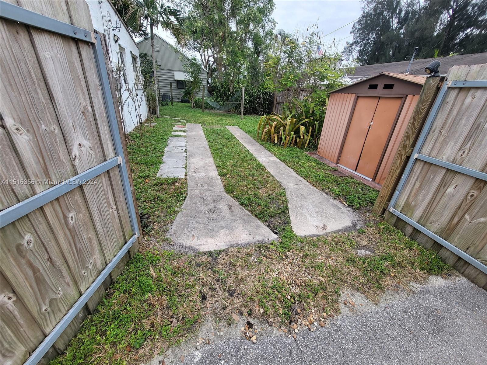 NORTH HOLLYWOOD - Residential Lease