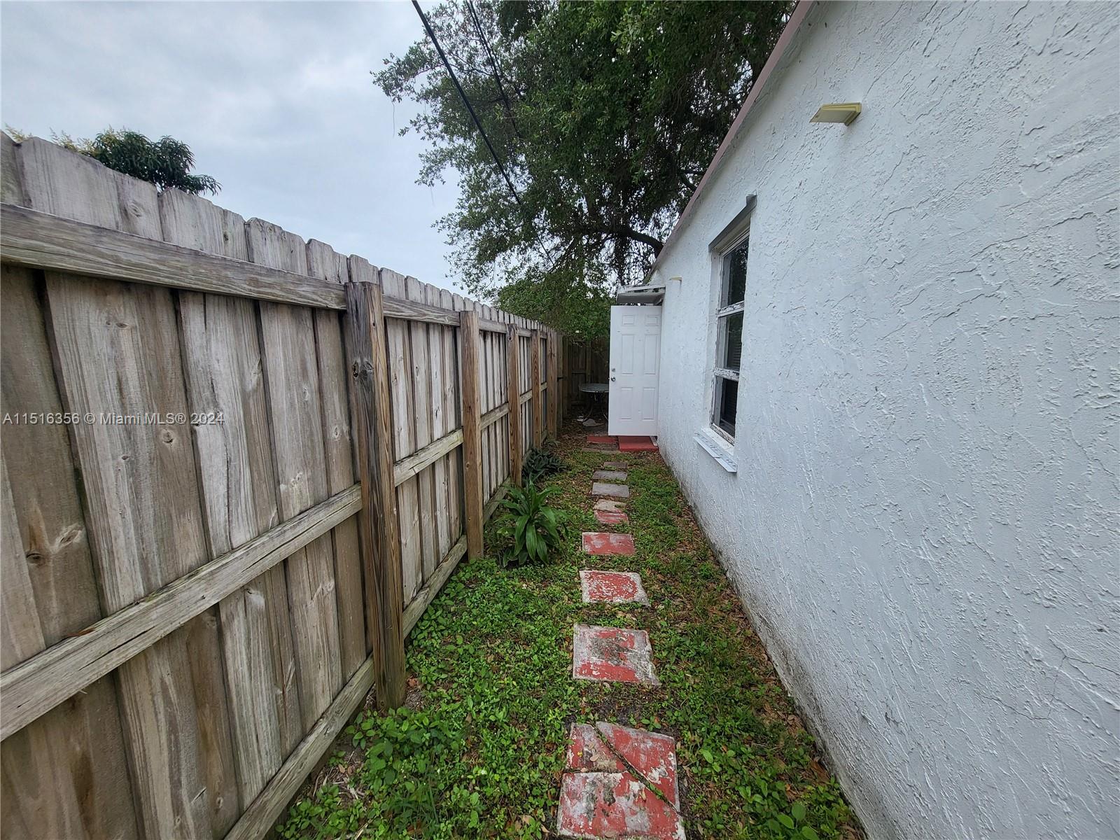 NORTH HOLLYWOOD - Residential Lease