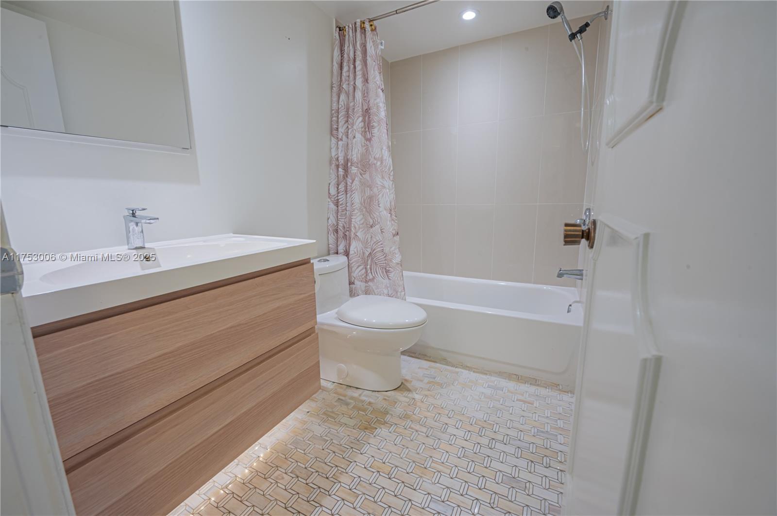 WATERGATE CONDOMINIUM - Residential