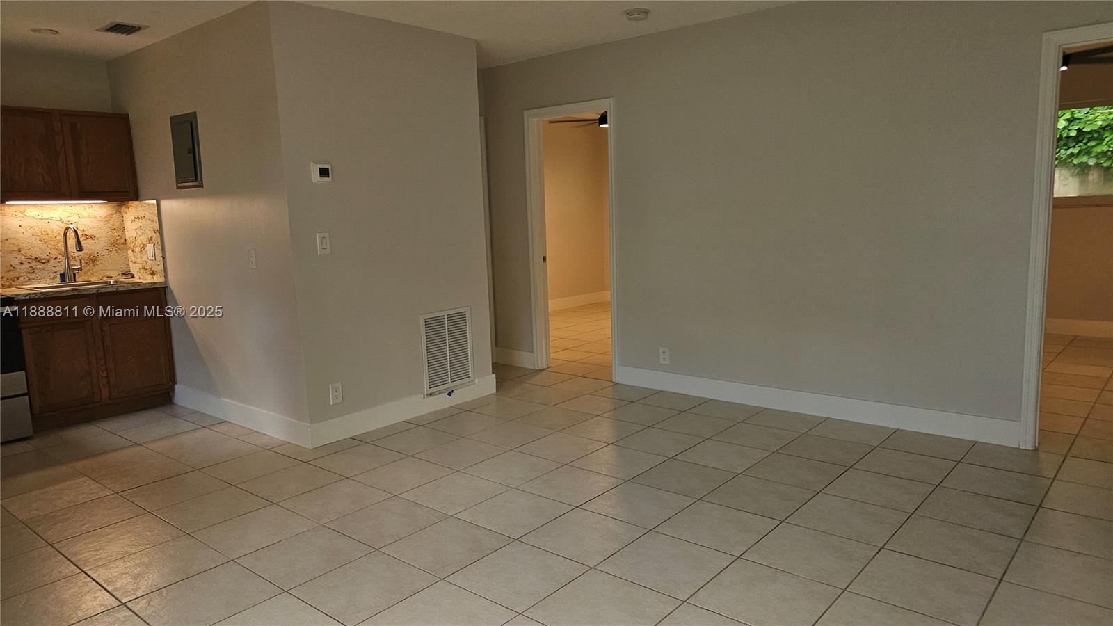 HEMINGWAY ON TEQUESTA CON - Residential Lease