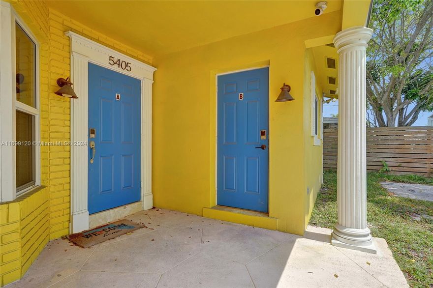 Large Duplex and each side has 3BD/2BA with approx. 1400 sq.ft each. Great location close to everything, schools, places of worship, shps, restaurants and more. Design this as your own ready to live or investment opportunity.
Spacious backyard for your enjoyment sitting on an 8000 sq.ft lot. Add a pool, summer kitchen, gazebo...