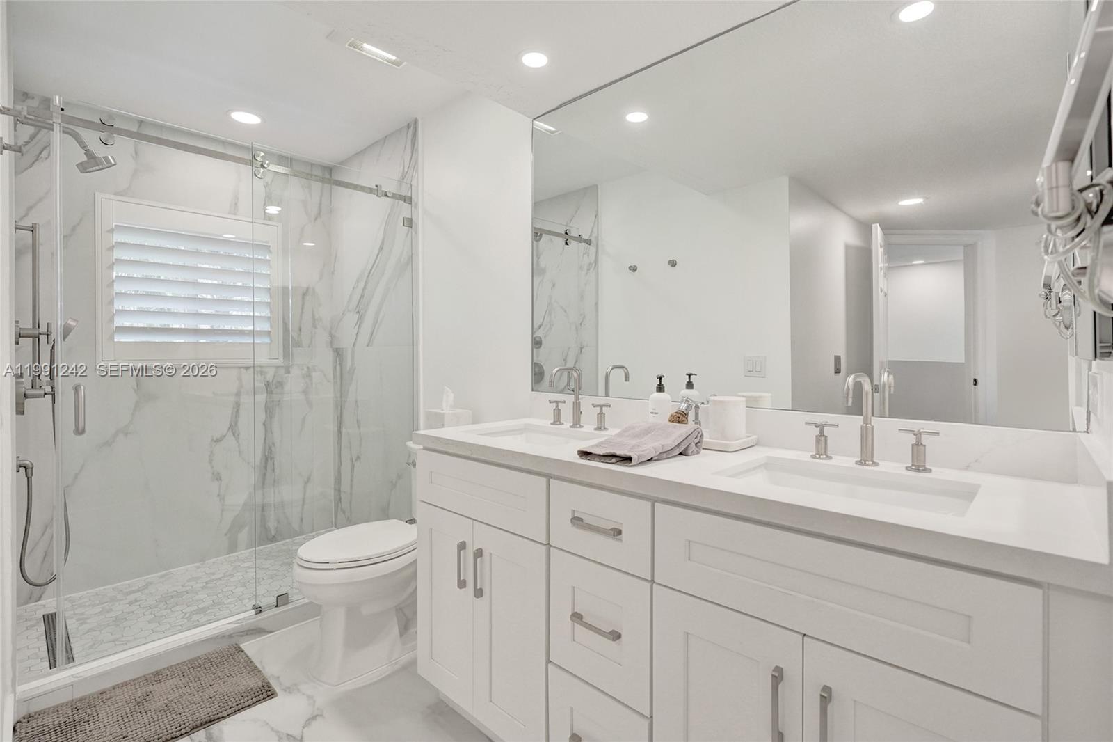 HOLLYWOOD LAKES COUNTRY C - Residential