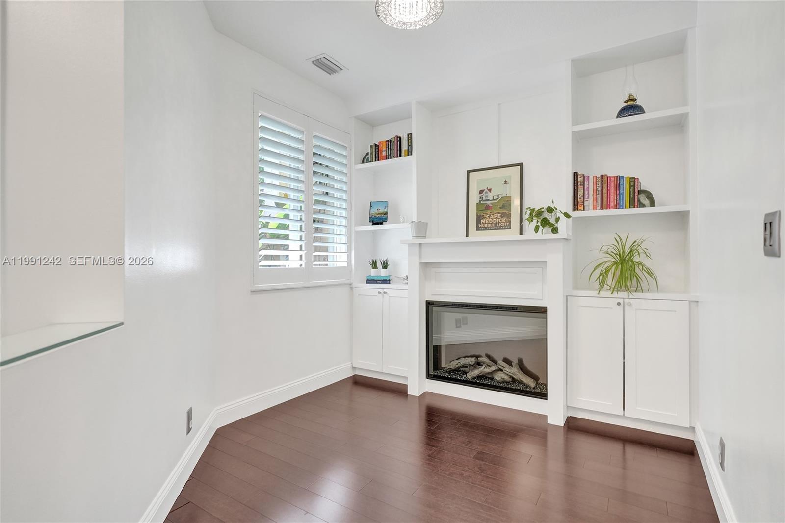 HOLLYWOOD LAKES COUNTRY C - Residential