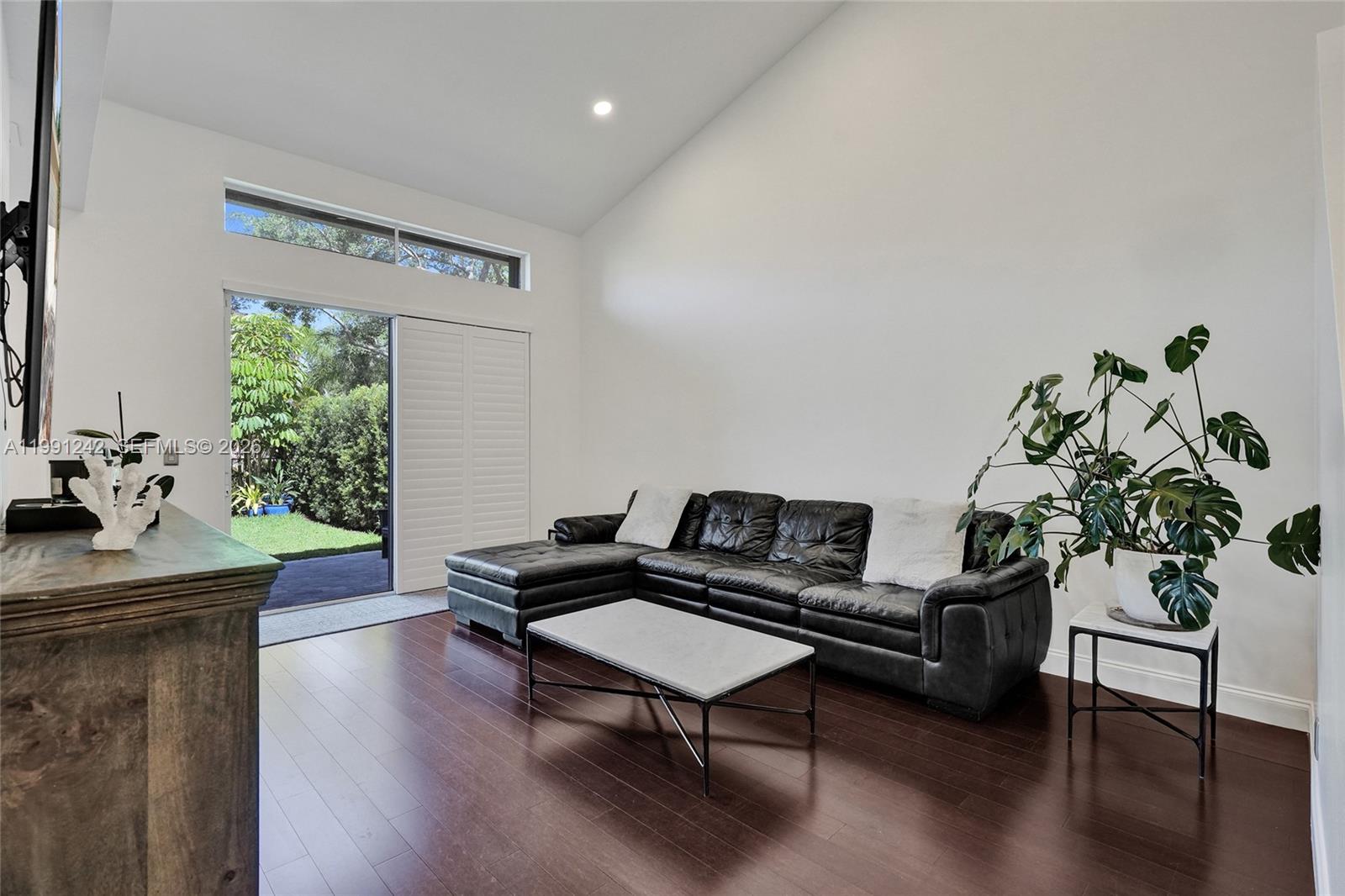 HOLLYWOOD LAKES COUNTRY C - Residential