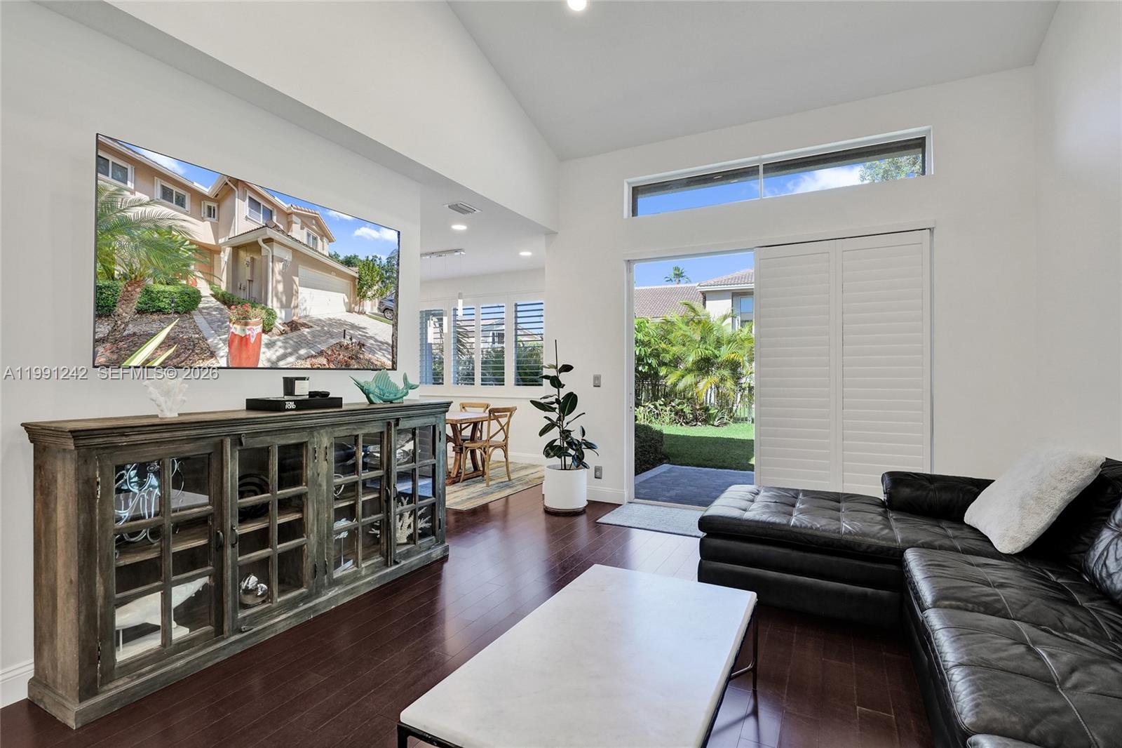 HOLLYWOOD LAKES COUNTRY C - Residential