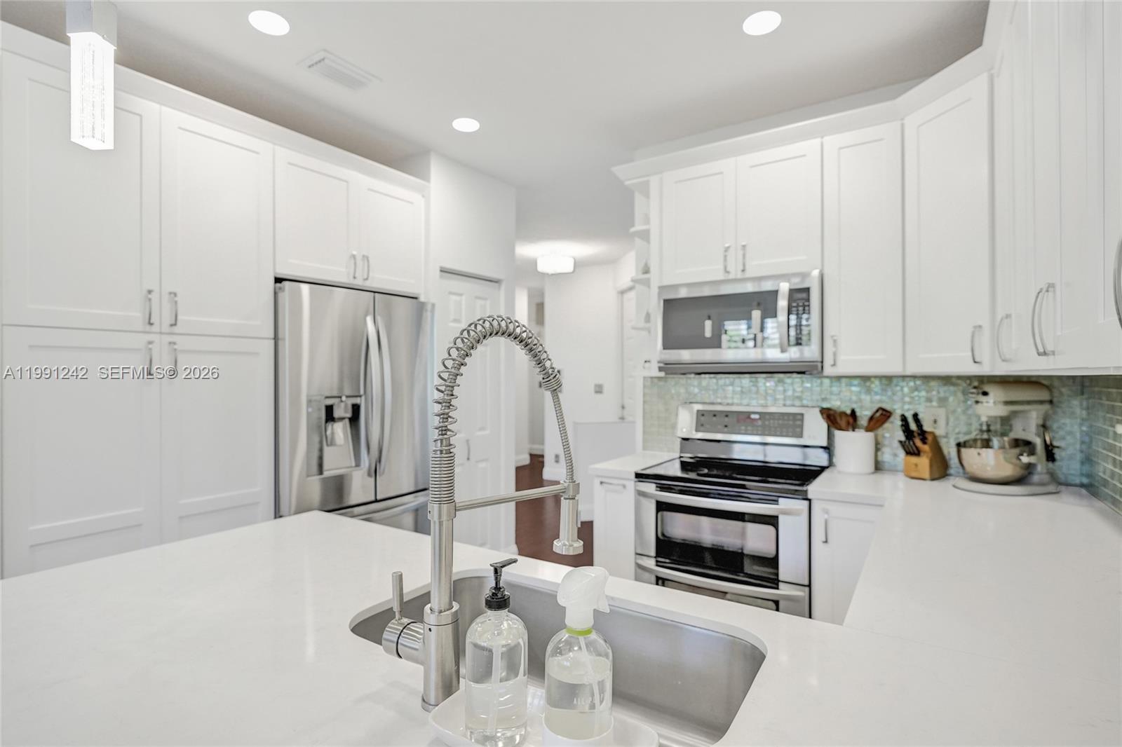 HOLLYWOOD LAKES COUNTRY C - Residential