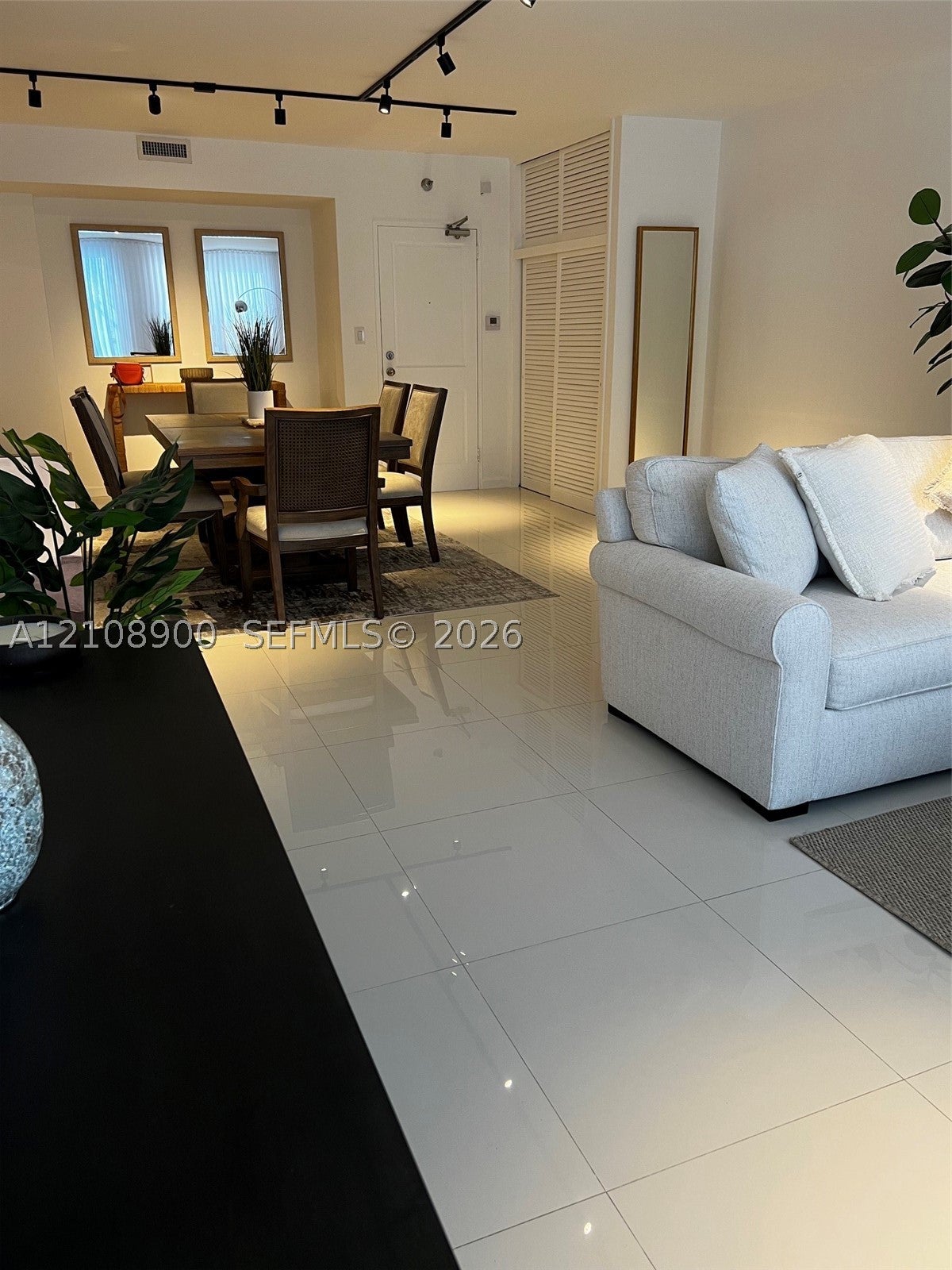 10185 Collins Ave 515